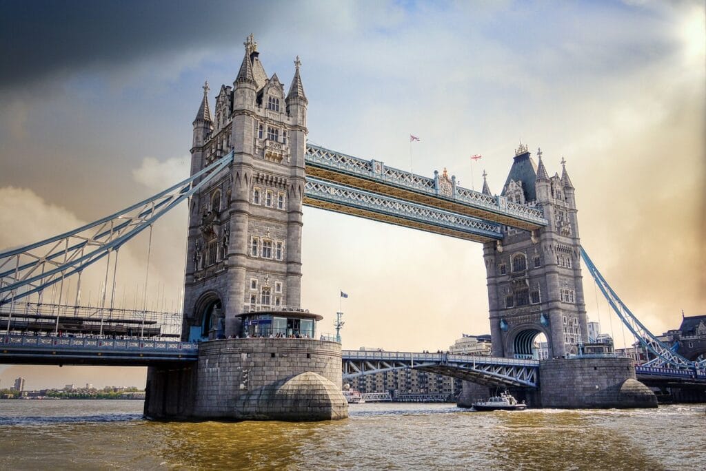 Family Hotels in London: The Ultimate Guide from Budget to Luxury for an Unforgettable Stay in 2025 1 tower bridge 5727975 1280